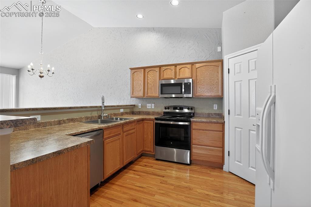 Image 12 of 32: Kitchen