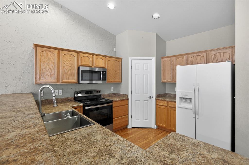 Image 14 of 32: Kitchen