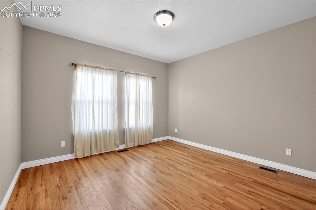 Image 15 of 32: Kitchen