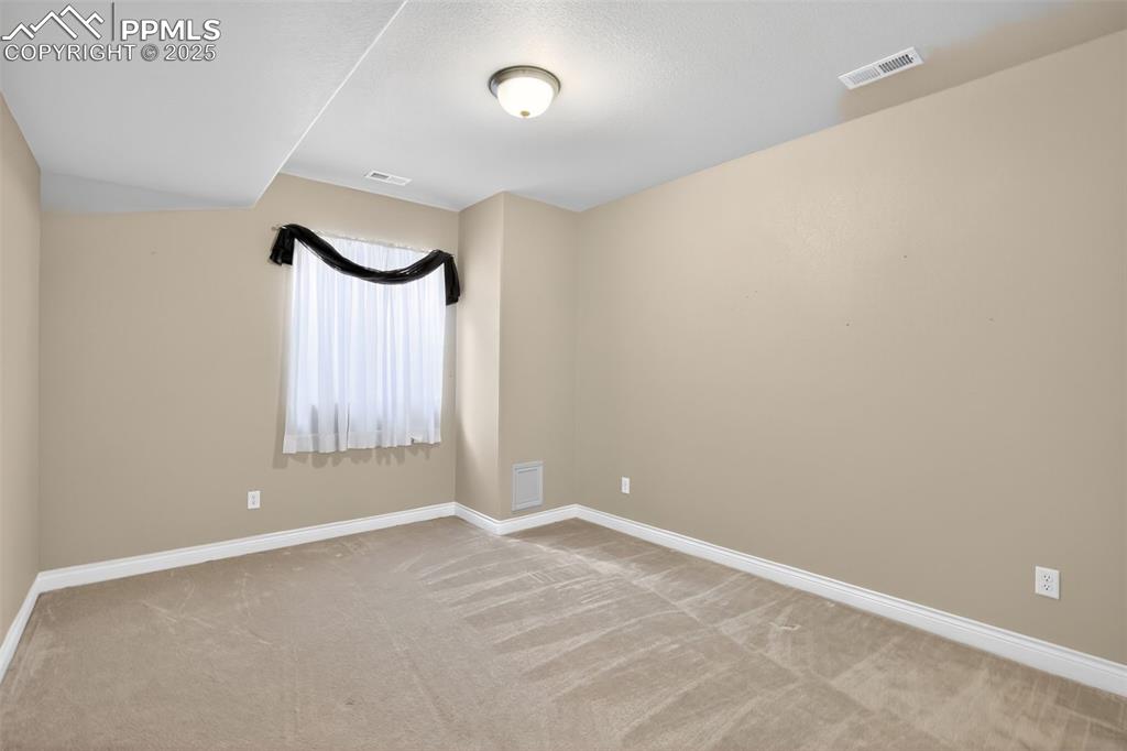 Image 18 of 32: Entry