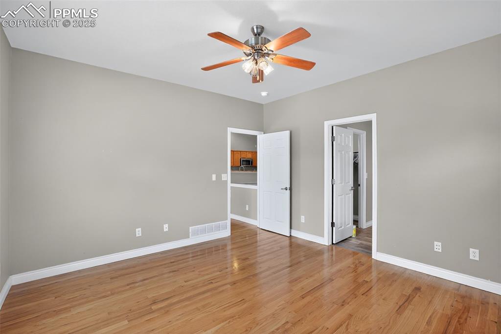 Image 22 of 32: Bedroom