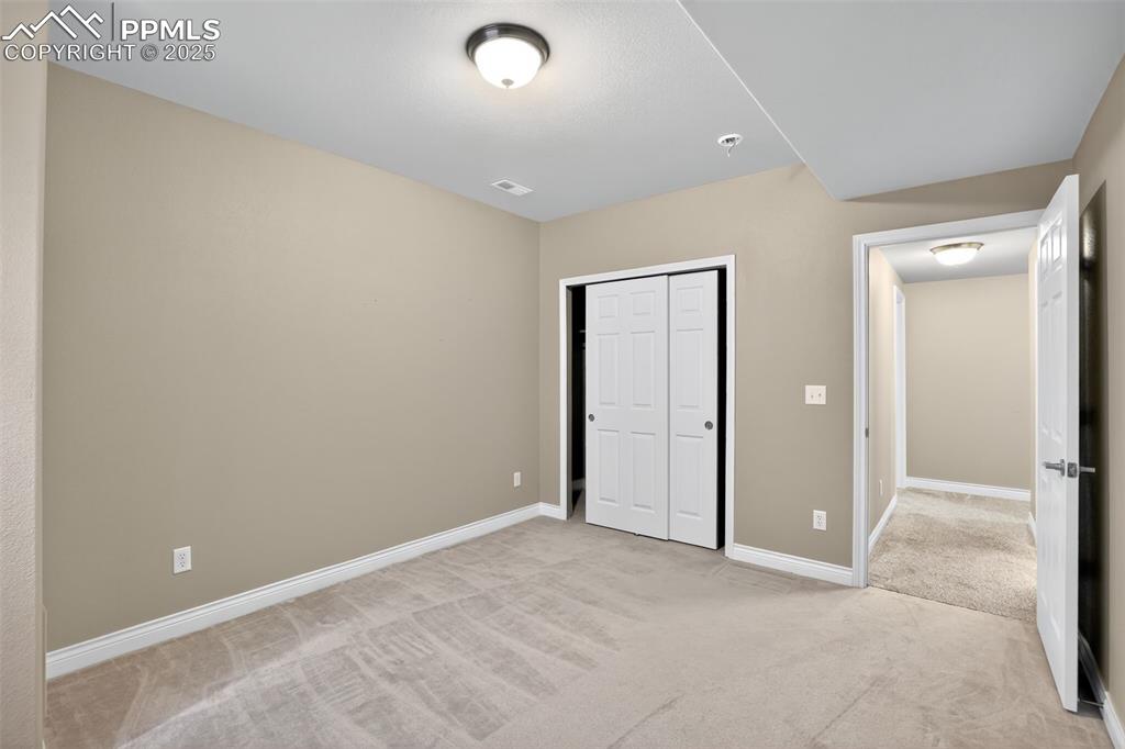 Image 23 of 32: Bedroom