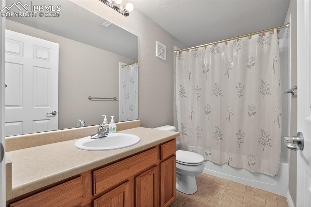 Image 25 of 32: Bedroom