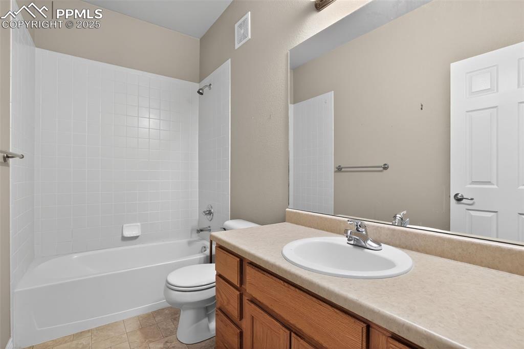 Image 26 of 32: Bathroom