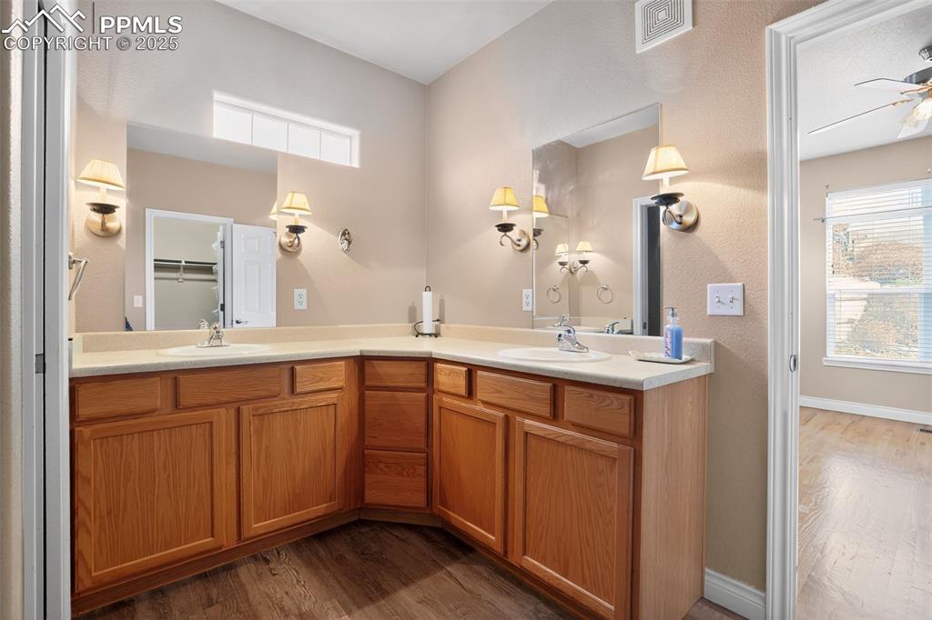 Image 27 of 32: Bathroom