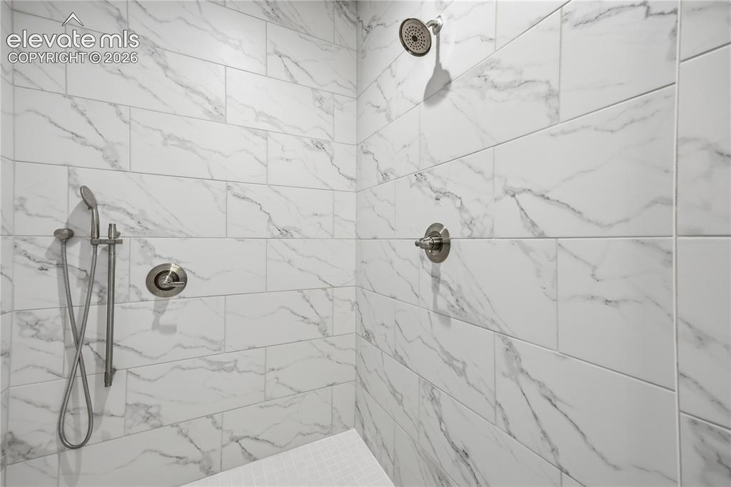 Image 27 of 42: Bathroom