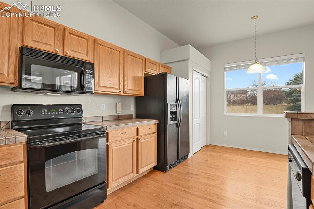 Image 13 of 36: Kitchen