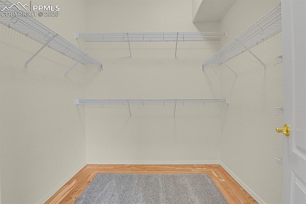 Image 21 of 36: Closet