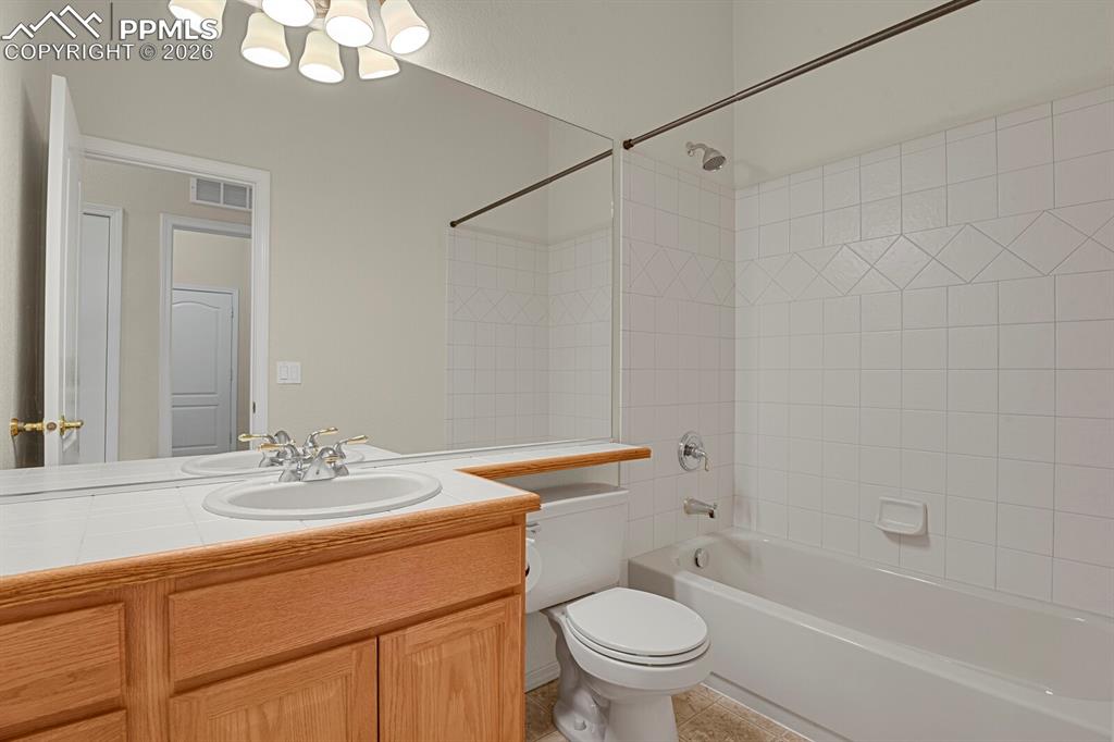 Image 23 of 36: Bathroom