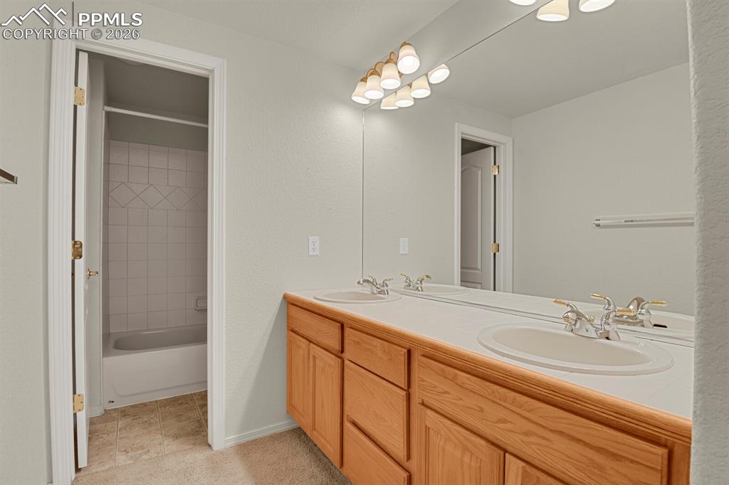 Image 31 of 36: Bathroom