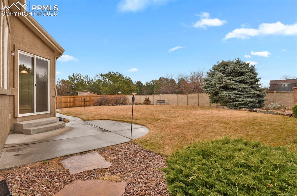 Image 32 of 36: Yard