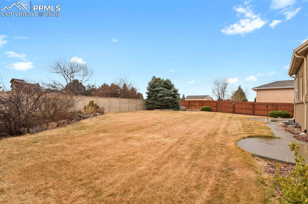 Image 33 of 36: Yard