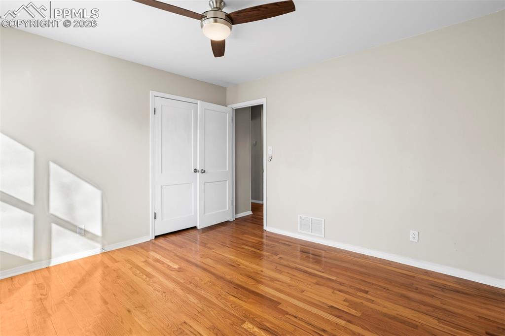 Image 14 of 20: Bedroom