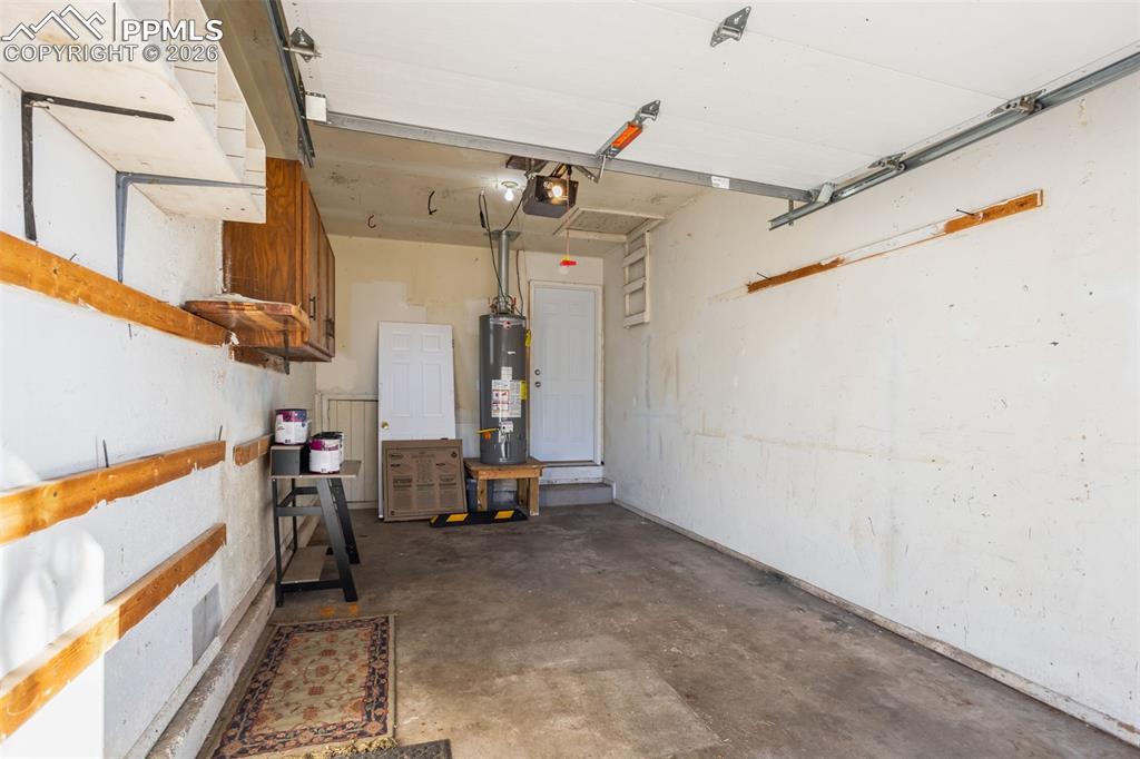 Image 17 of 20: Garage