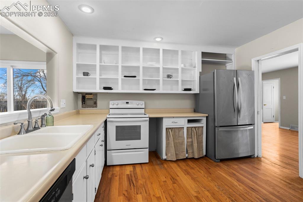 Image 5 of 20: Kitchen