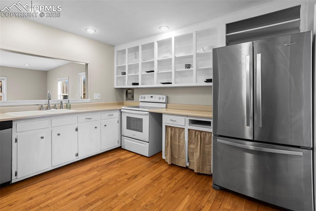 Image 6 of 20: Kitchen