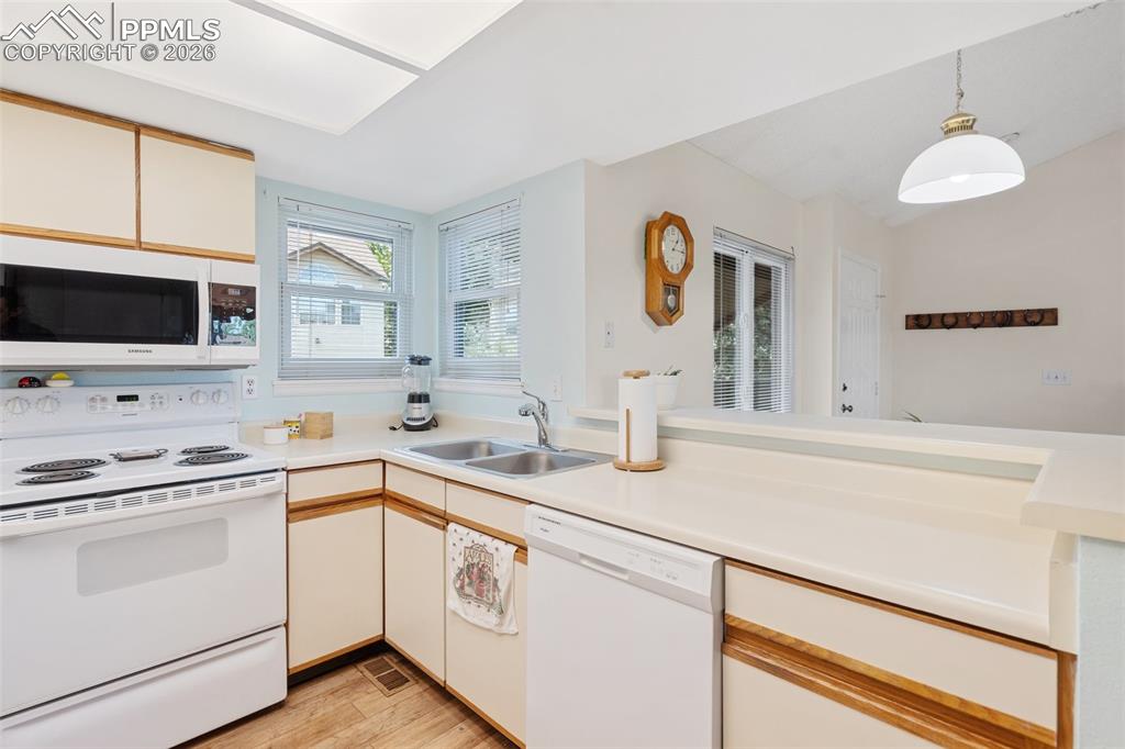 Image 15 of 34: Kitchen