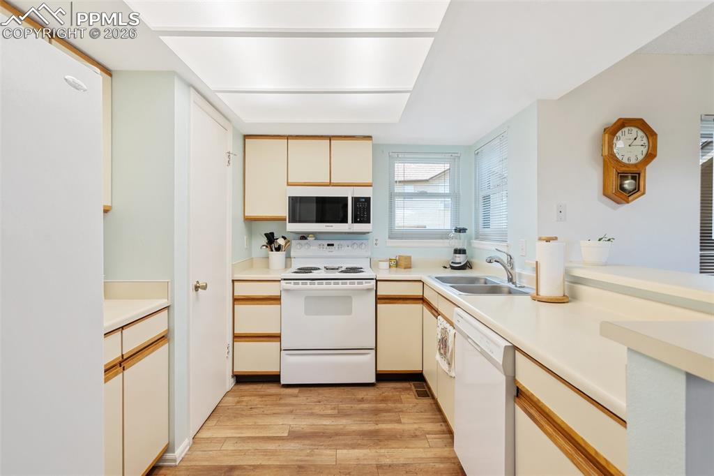 Image 16 of 34: Kitchen