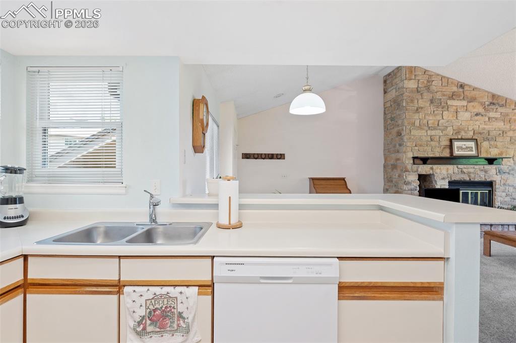 Image 19 of 34: Kitchen