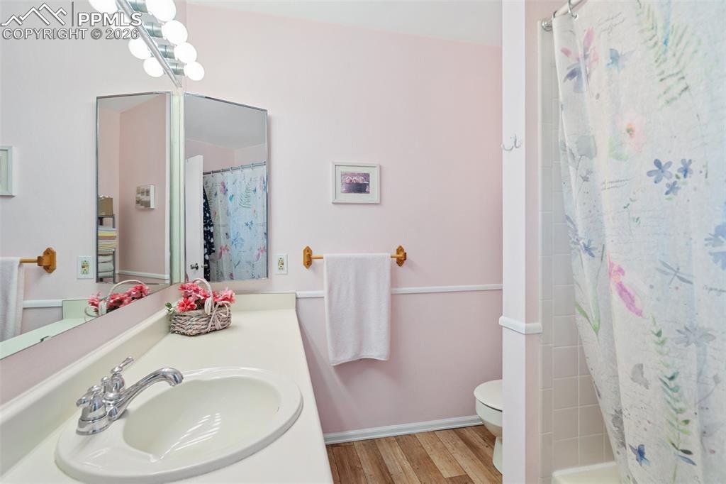 Image 25 of 34: Bathroom