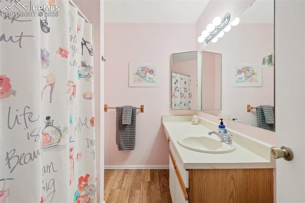 Image 27 of 34: Bathroom