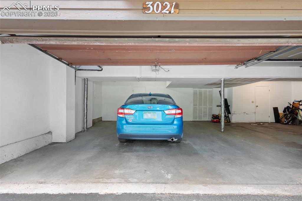 Image 30 of 34: Garage