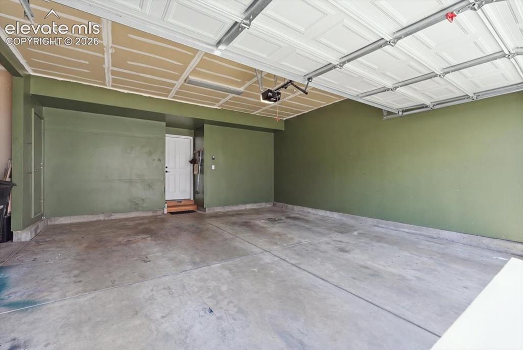 Image 19 of 21: Garage