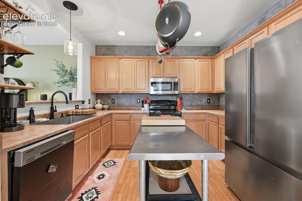 Image 8 of 21: Kitchen