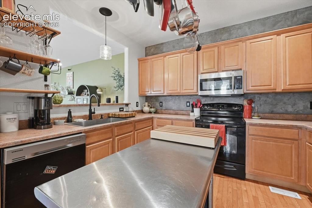 Image 9 of 21: Kitchen