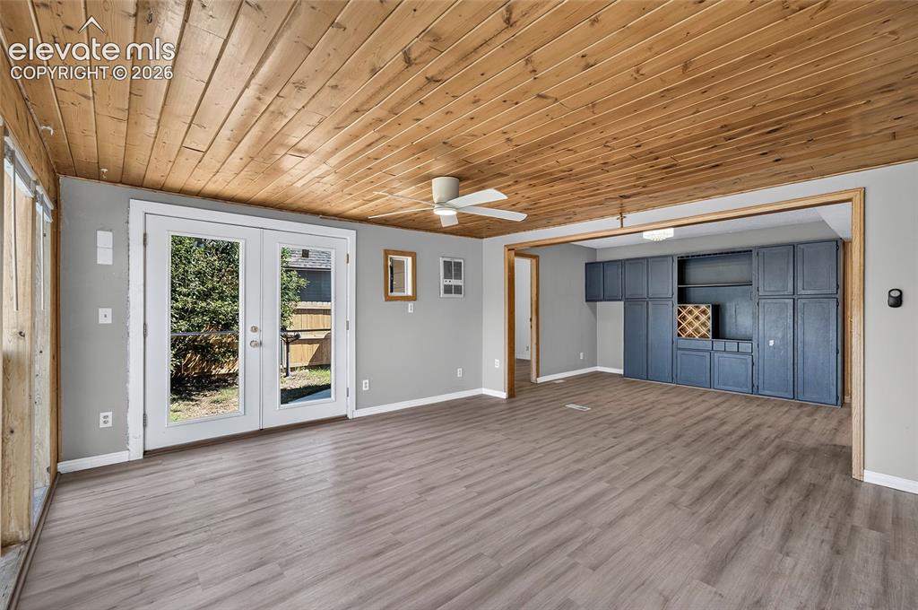 Image 11 of 39: Living Room
