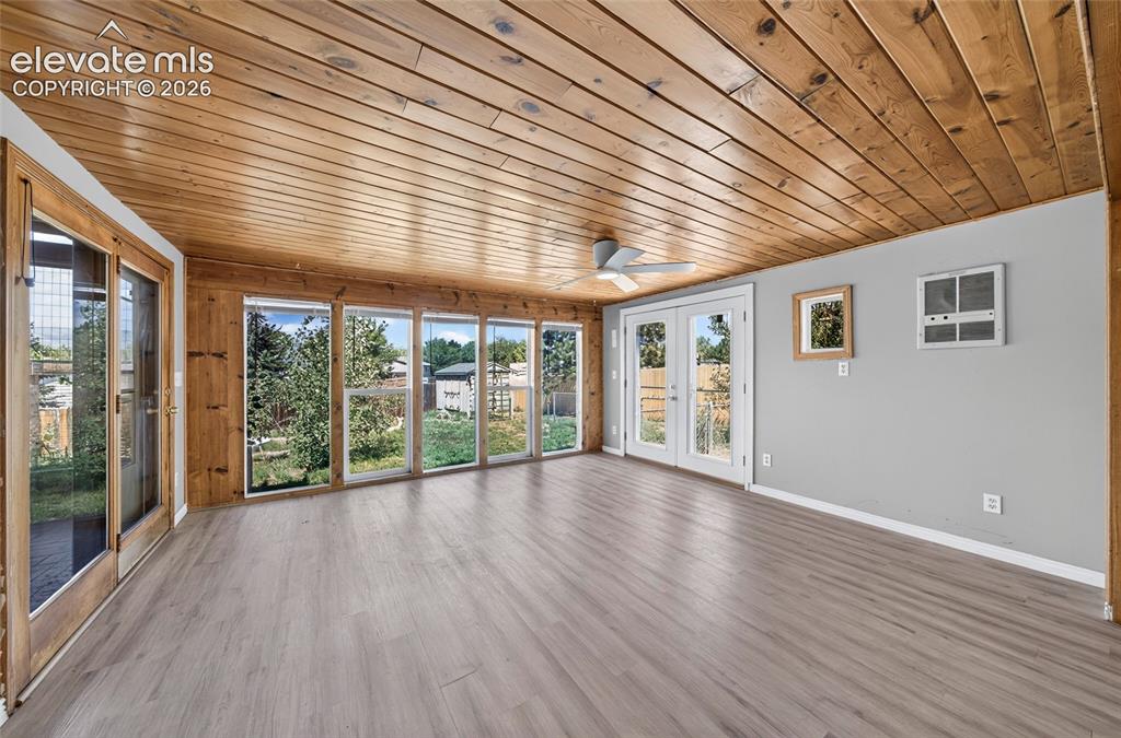 Image 14 of 39: Sun Room