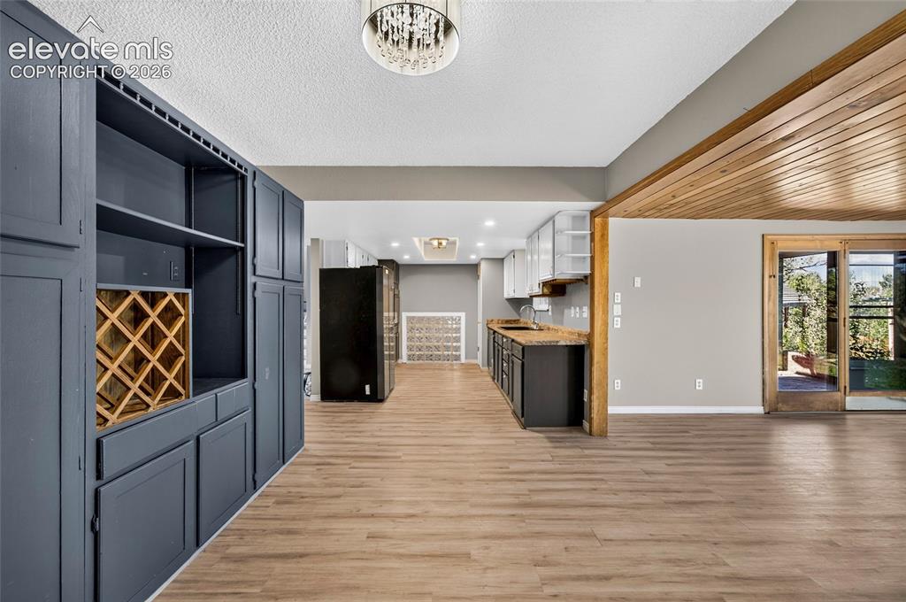 Image 17 of 39: Kitchen