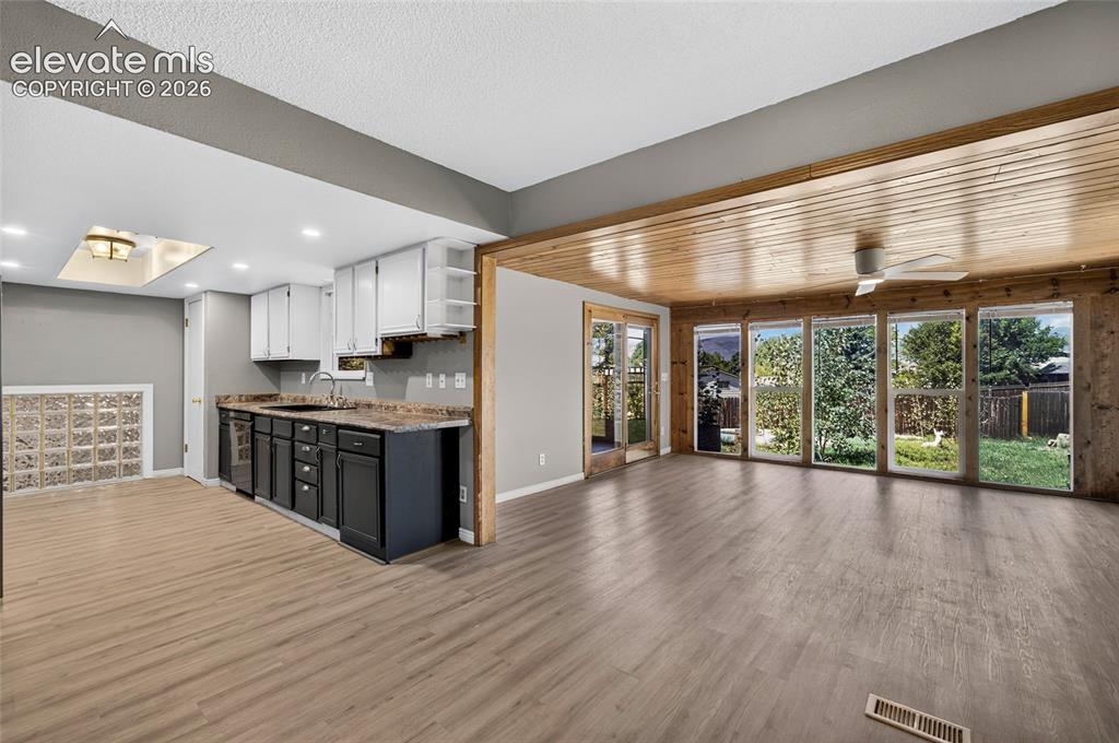 Image 19 of 39: Kitchen