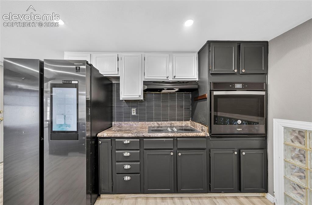 Image 22 of 39: Kitchen