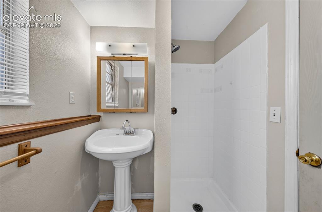 Image 31 of 39: Bathroom