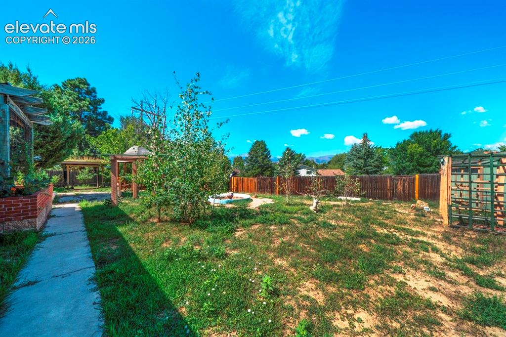 Image 8 of 39: Yard