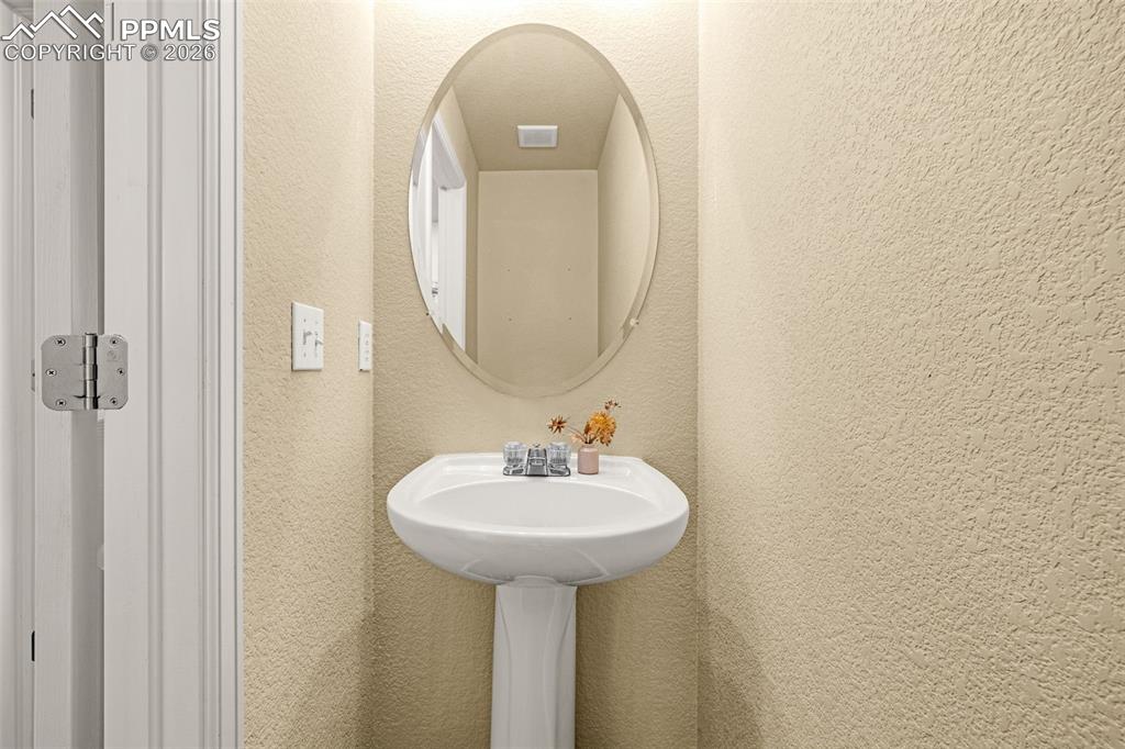 Image 15 of 50: Bathroom