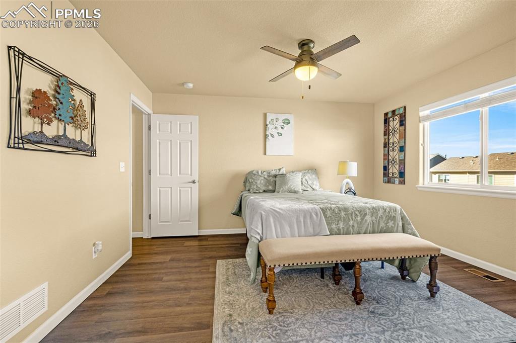 Image 18 of 50: Bedroom