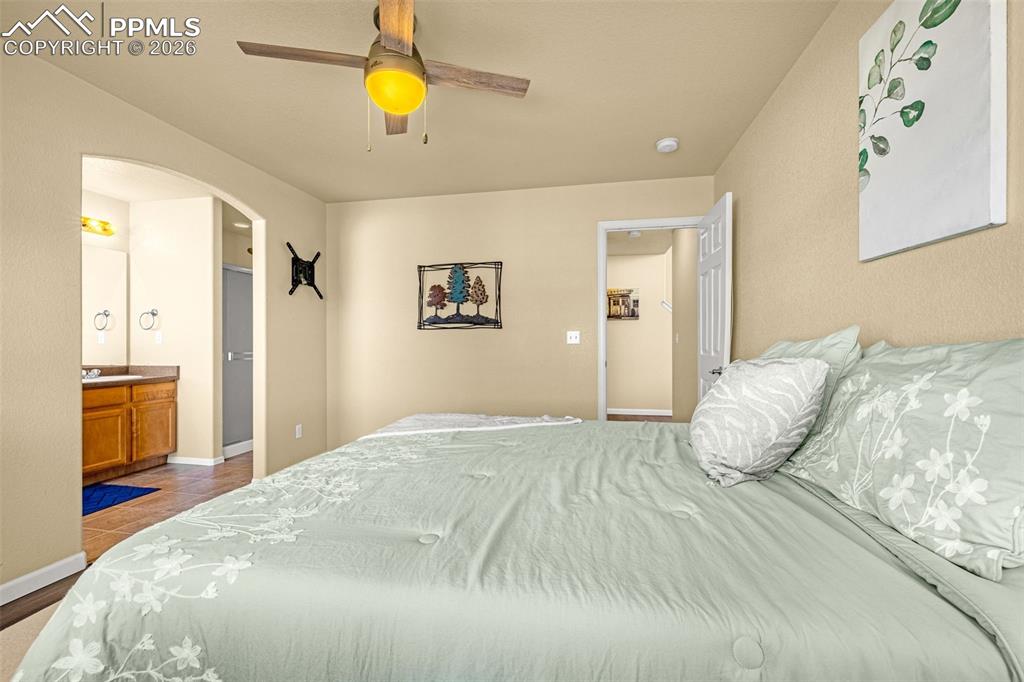 Image 19 of 50: Bedroom