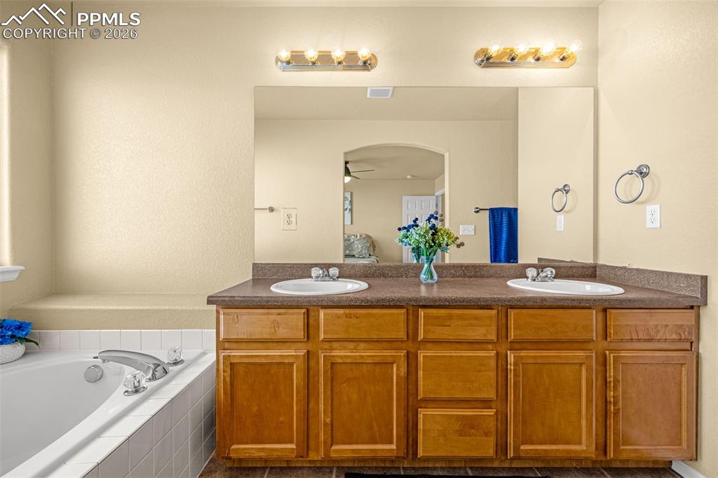 Image 21 of 50: Bathroom