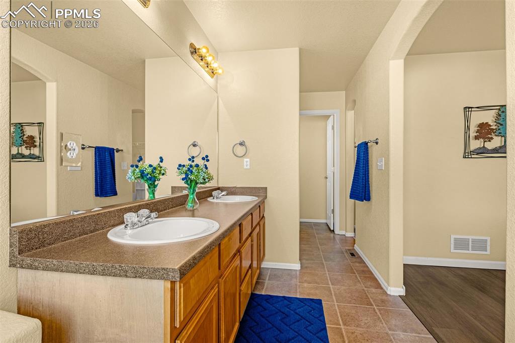 Image 23 of 50: Bathroom