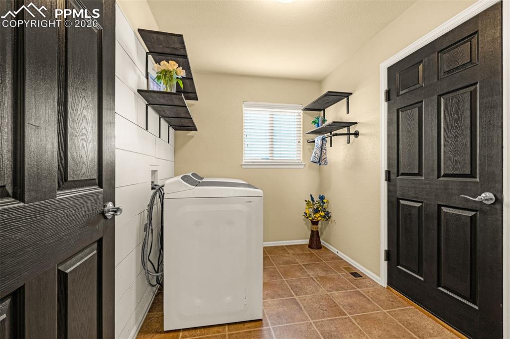 Image 25 of 50: Laundry