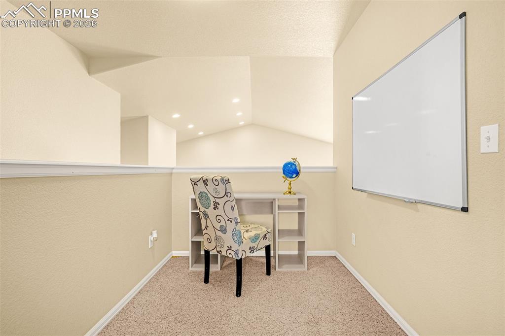 Image 27 of 50: Office