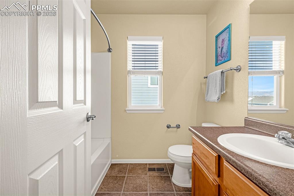 Image 30 of 50: Bathroom