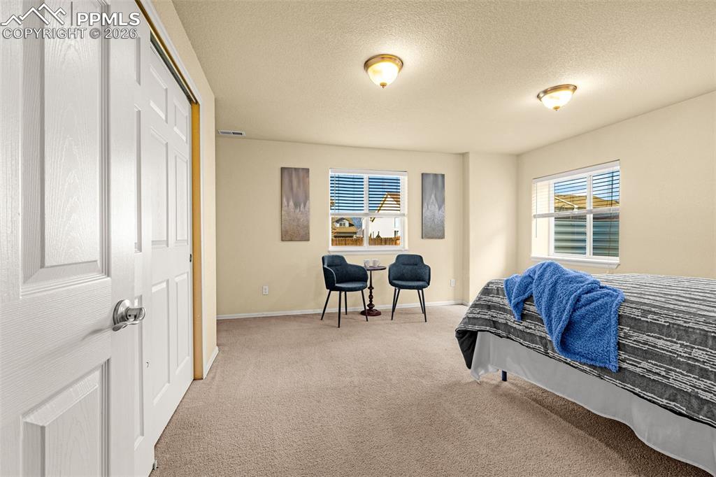 Image 33 of 50: Bedroom