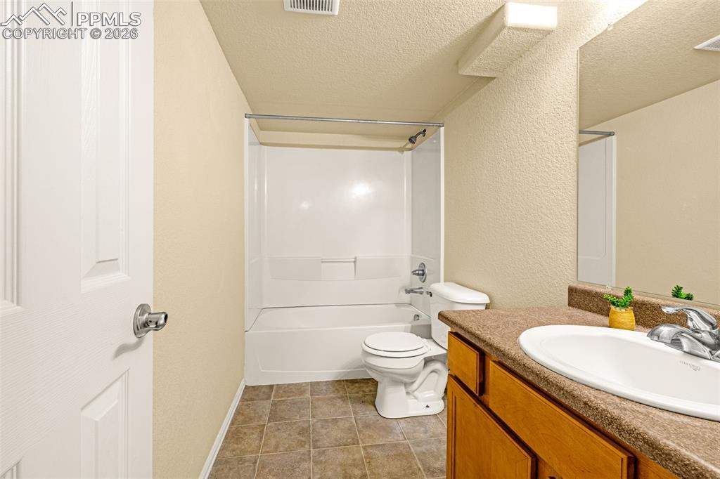 Image 36 of 50: Bathroom