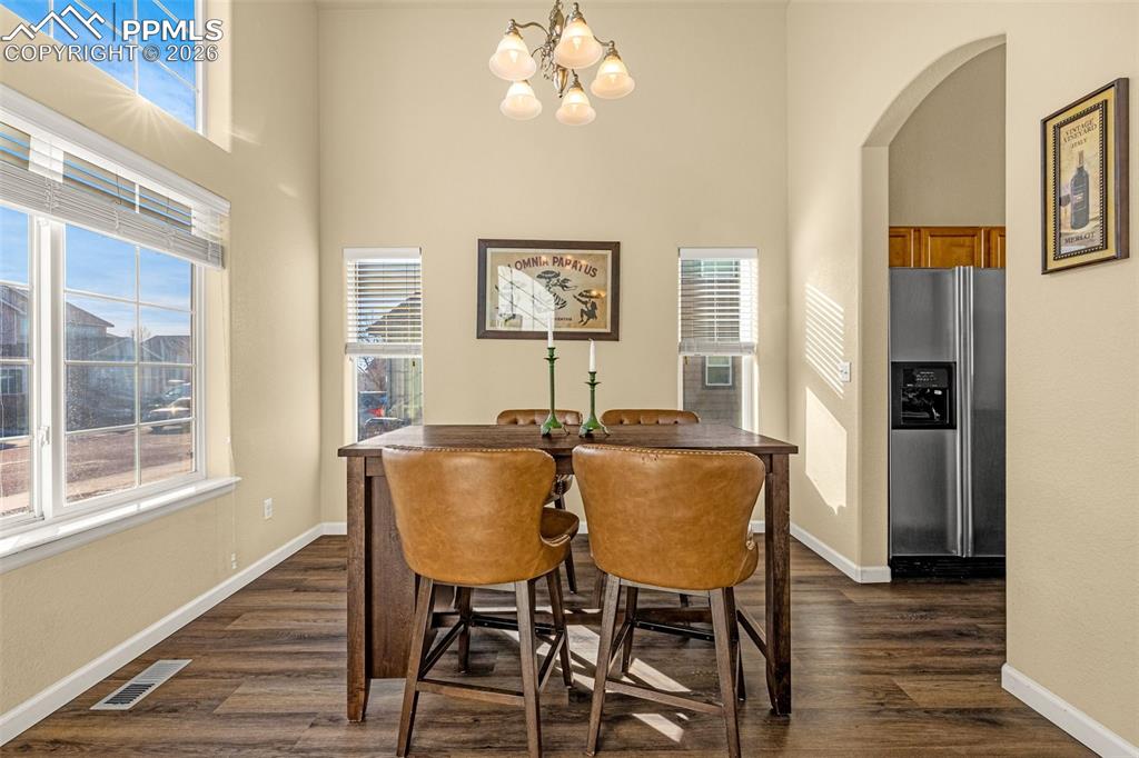 Image 4 of 50: Dining Area