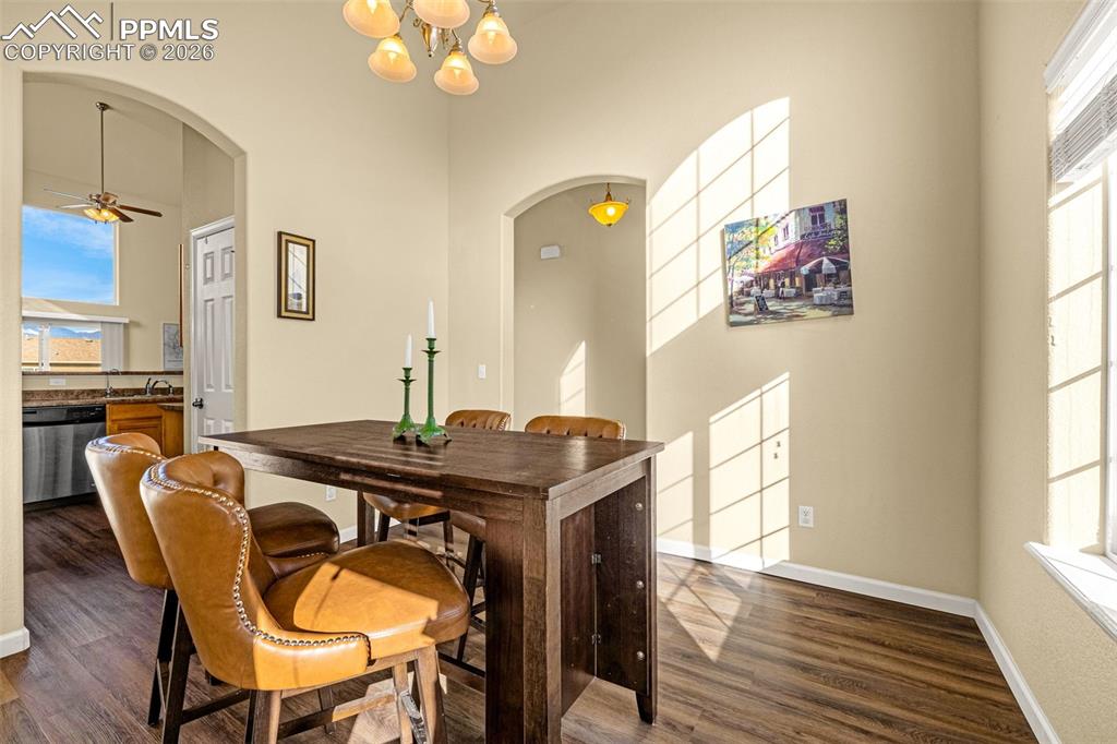 Image 5 of 50: Dining Area