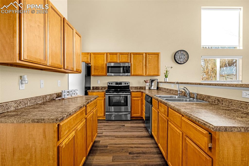 Image 6 of 50: Kitchen