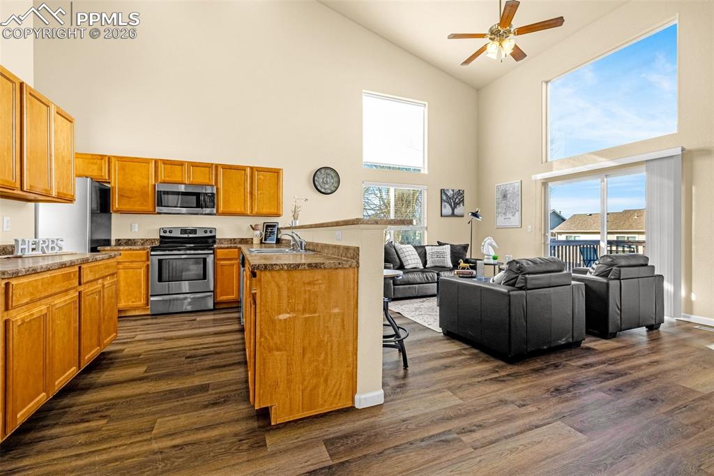 Image 7 of 50: Kitchen